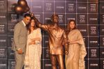 Akshay Kumar, Twinkle Khanna, Dimple Kapadia at Rajesh Khanna_s statue unvieled in Taj Land_s End, Mumbai on 10th Aug 2013 (110).JPG